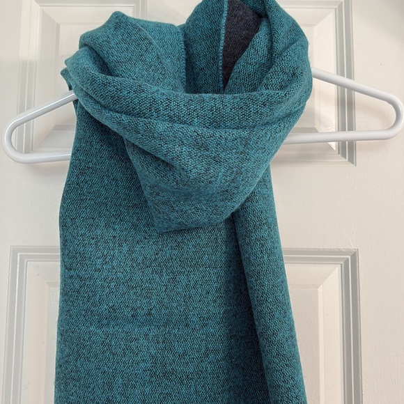 Cashmere Finished Made in Italy Teal Fringe Unisex Scarf. NWOT - Picture 3 of 8